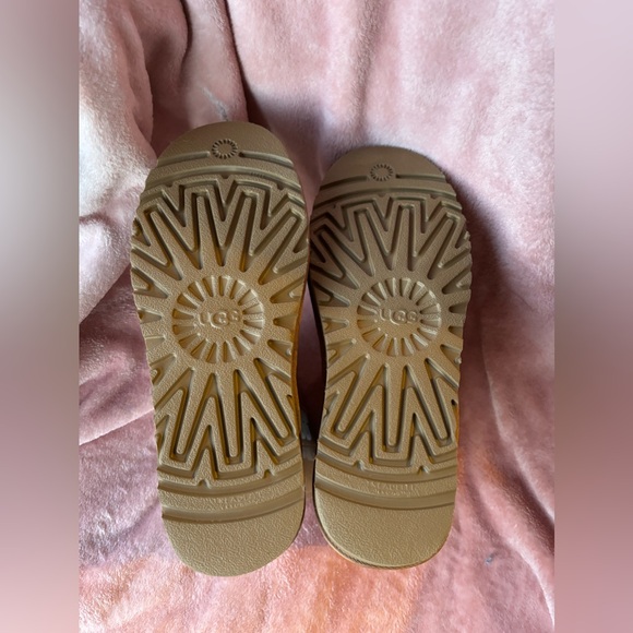 Women’s Uggs classic clear mini Boots Waterproof plastic logo fleece lined 9 - Picture 2 of 7